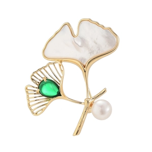 Broche feuille de ginkgo avec nacre, pierre verte et perle d'eau douce blanche