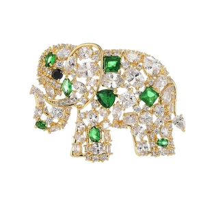 Élégante broche éléphant dorée avec incrustation de cristaux de zircone scintillants