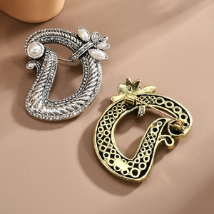 Elegant vintage 'D' shaped brooch with crystals and pearls in gold and silver finishes