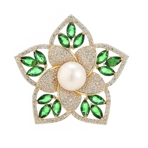 Elegante fünfblättrige Blumenbrosche mit weißer Perle und funkelnden Zirkon-Blüten