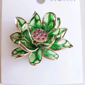Eleganter Lotusblumen-Anstecknadel mit grüner Emaille und rosa Kristallen in Goldfassung