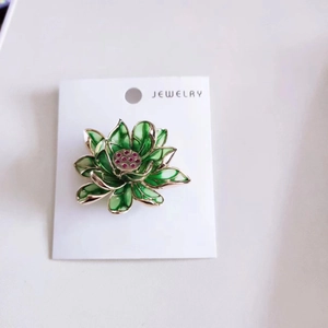 Eleganter Lotusblumen-Anstecknadel mit grünen Emaille-Blütenblättern und Goldbeschichtung