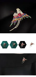Vue détaillée d'une broche phénix en émail coloré avec pierres rouges et cristaux
