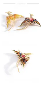 Détail de broches phénix élégantes avec zircons AAA et structure de fermoir au dos