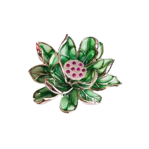 Exquisite Lotusblumen-Brosche mit grünen Emaille-Blütenblättern und rosa Kristallen