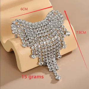 Detailansicht der Strass-Quastenbrosche mit Maßen 6CM mal 7,8CM und einem Gewicht von 15g