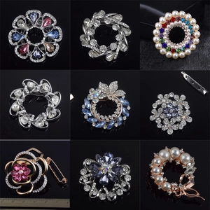 Elegant Alloy Crystal Flower Brooch For Women Vintage Rhinestone Artificial Pearl Scarf Buckle For Suit Banquet Fashion Jewelry