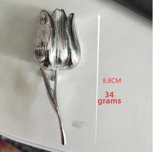 Dettaglio della spilla a tulipano in argento spazzolato con misure di altezza di 8,8 cm