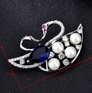 Detalle del broche de cisne con circón azul y perlas, medidas 3,3 cm por 5,0 cm