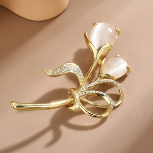 Broche tulipe dorée élégante avec pierres œil de chat roses et zircons brillants