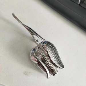 Spilla elegante a tulipano in argento lucido con incisione dettagliata dei petali