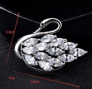 Détail macro de la broche cygne montrant les dimensions 3,6cm par 2,8cm avec zircons