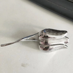 Elegante spilla a tulipano d'argento con texture fini e artigianato in metallo S925