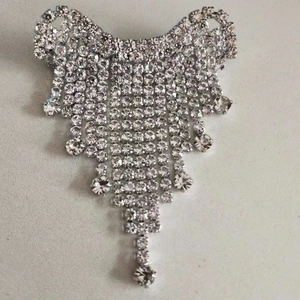 Makroaufnahme der silbernen Strass-Quastenbrosche mit eleganten Kristallfransen und Tropfen