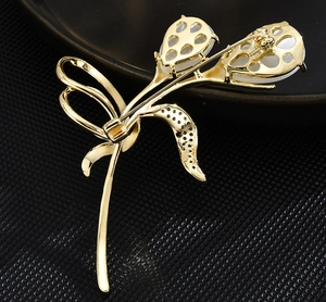 Vue arrière d'une broche fleur dorée avec pierres œil de chat et fermoir à épingle sûr
