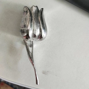 Dettaglio della spilla a tulipano argento con petali testurizzati e gambo lungo