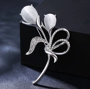 Broche tulipe élégante en argent avec pierres œil de chat et cristaux scintillants