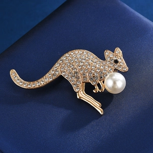 Élégante broche kangourou plaquée or avec strass scintillants et perle nacrée
