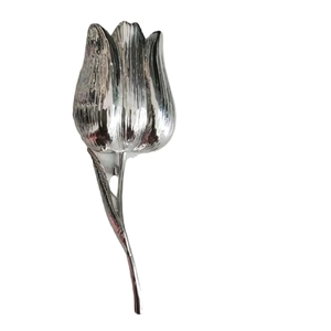 Spilla a tulipano in argento con petali testurizzati e stelo in metallo elegante