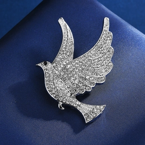 Élégante broche oiseau avec cristaux étincelants et base argentée pour costumes
