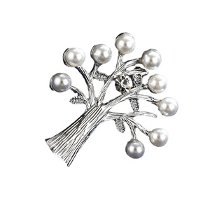 Broche arbre argentée avec perles blanches et strass étincelants pour tailleur femme