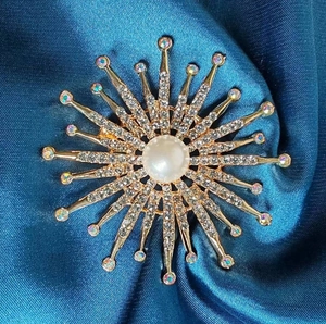 Broche en Alliage de Luxe avec Künstliche Perle de Culture Tournesol Or Sunburst Épingle en Strass pour Femme Mariage Fête Bijoux Accessoires