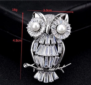 Makro-Detail der Eulenbrosche mit Maßen von 3,0 cm Breite, 4,8 cm Höhe und 16 g Gewicht