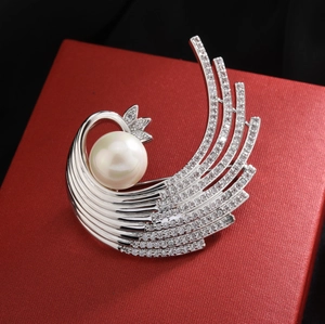 Luxury Alloy Phoenix Brooch With Large Faux Artificial Pearl Rhinestone Inlaid Elegant Wing Lapel Pin For Women Suit Wedding Jewelry