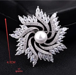 Detailansicht der Sonnenblumen-Brosche mit Perle und Marquise-Schliff Zirkonia
