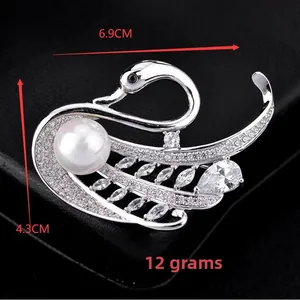 Detailansicht der Schwanenbrosche mit Maßen von 6,9 cm x 4,3 cm und 12 g Gewicht