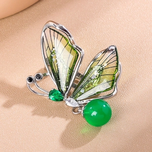 Broche papillon argentée avec ailes dégradées vertes et pendentif en pierre précieuse