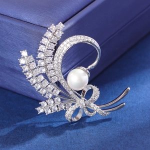 Elegant silver feather brooch with micro-p鑲 zircorn stones and center pearl on velvet