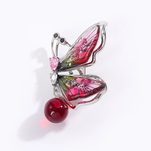Broche papillon argentée élégante avec ailes dégradées rouges et pendentif cristal