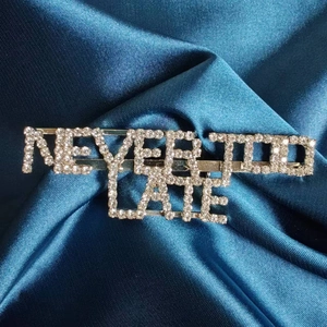 Broche Lettre Never Too Late Mode Incrustée de Strass en Alliage de Cuivre pour Femmes Manteau Costume Bijoux Cadeau