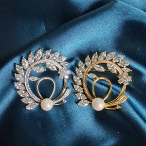 Elegant Copper Zircon Flower Wreath Brooch For Women High-End Design Artificial Pearl Leaf Pin Jewelry For Suit Coat Accessories Gift