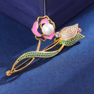 Détail d'une broche tulipe avec rose en émail rose, perle blanche et zircons incrustés