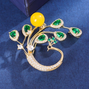 Broche paon en or exquise avec pierres précieuses vert émeraude et zircon blanc