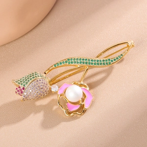 Broche tulipe élégante avec zircon, émail rose et perle sur une monture dorée polie
