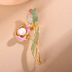Elegant tulip flower brooch with colorful cubic zirconia and a white pearl on a gold base