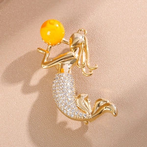 Broche sirène luxueuse en métal doré avec une perle ronde de style ambre jaune