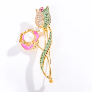 Broche élégante tulipe et rose avec zircons colorés et perle sur une base dorée