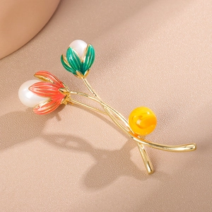 Detail der Tulpenbrosche mit Emailleblumen und Naturperlen auf Goldstielen