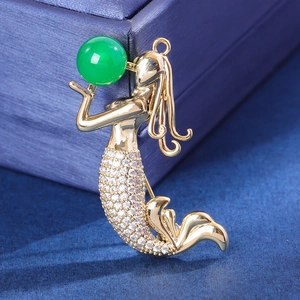 Détail de la broche sirène avec perle d'opale verte et queue incrustée de zircon