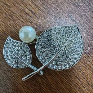 Spilla Elegante a Forma di Foglia in Lega con Strass e Perla Artificial Gioielli di Moda Spilla per Donna Regalo