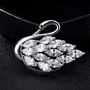 Broche cygne élégante avec cristaux de zircone marquise sur une base en argent
