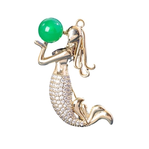 Broche sirène élégante en métal doré avec queue en zircon et perle opale verte