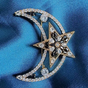 Élégante Broche Étoile et Lune pour Femmes Or Cuivre Zirconia Incrusté Broche de Luxe pour Vêtements Fête Bijoux Cadeau