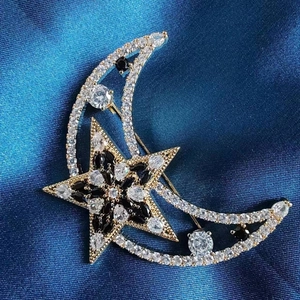 Broche céleste dorée avec croissant de lune et étoiles ornées de zircons brillants
