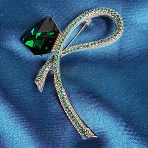 Elegant Alloy Rhinestone Ribbon Bowknot Brooch For Women Dark Green Emerald Crystal Large Inlaid Suit Lapel Pin Jewelry