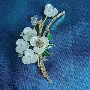 Vintage Elegant Flower Brooch Pin Zinc Alloy Rhinestone Artificial Pearl Floral Clothes Corset Accessory For Women Jewelry